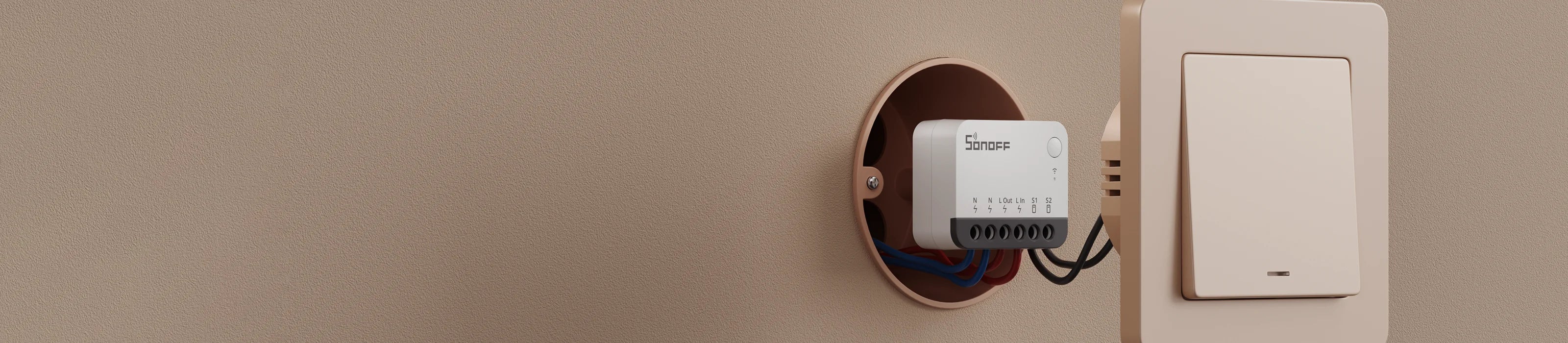 Módulo inteligente SONOFF MINI Extreme instalado detrás de un interruptor