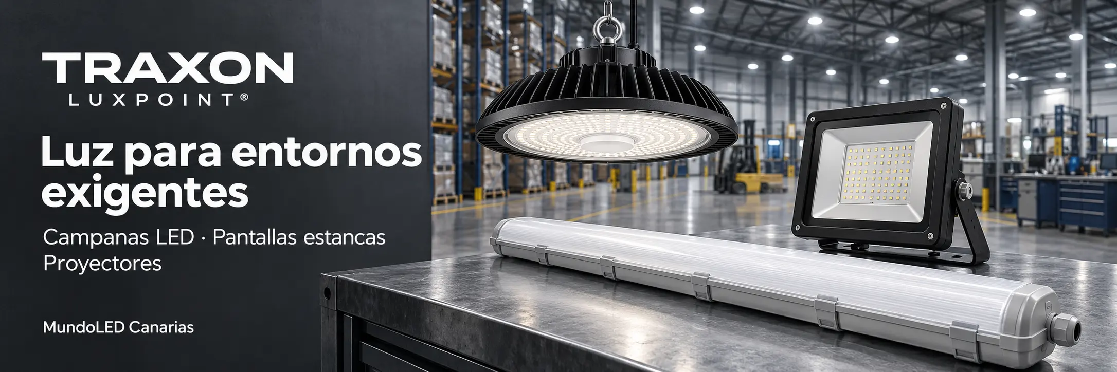 Recreación publicitaria de iluminación industrial Traxon LUXPOINT con campana LED, pantalla estanca y proyector sobre un fondo de nave industrial